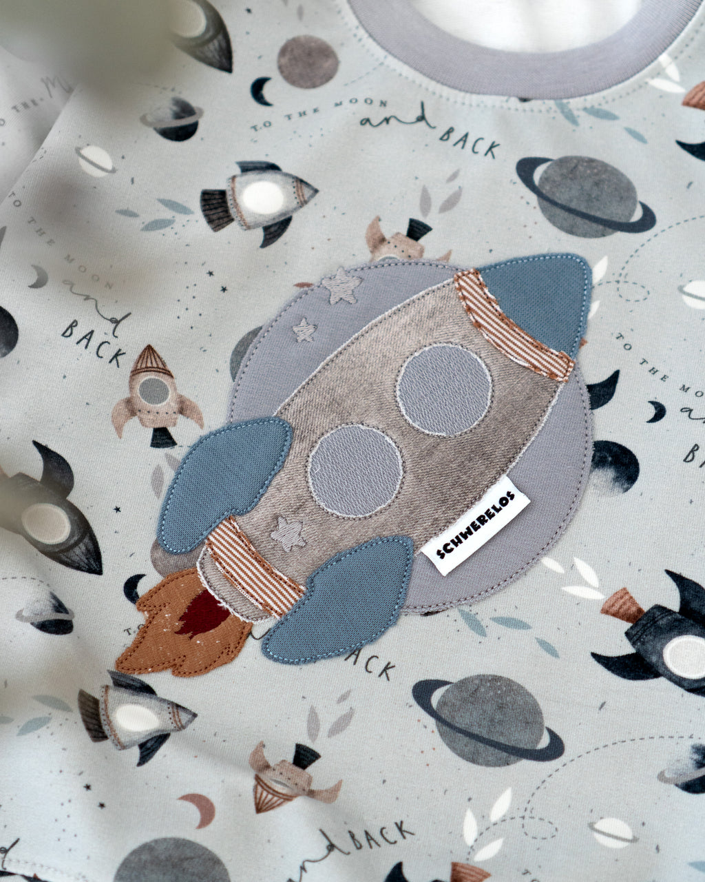 Überraschungs-Sweater mit Stickerei