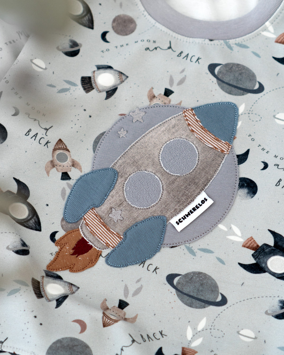 Überraschungs-Sweater mit Stickerei