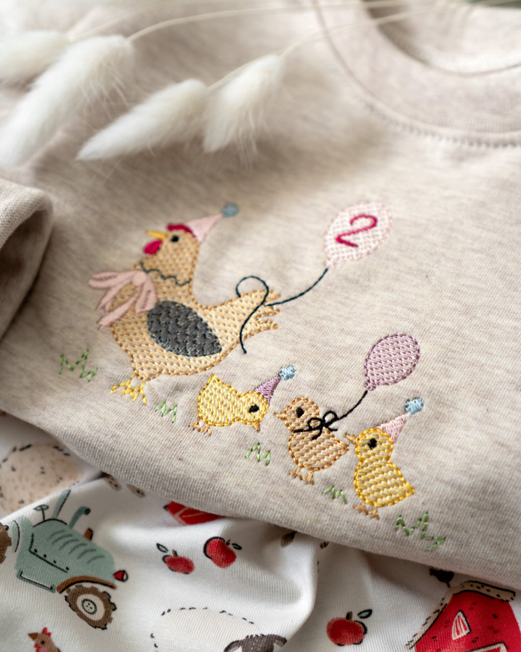 Überraschungs-Sweater mit Stickerei